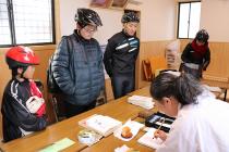 神社でご朱印をもらう参加者