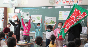 小学校での我孫子産野菜の日PR