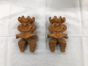 ミミズク土偶実物（右）と複製（左）