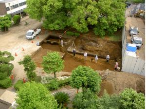 岡発戸古墳周濠確認の様子（破線の部分が墳丘跡）