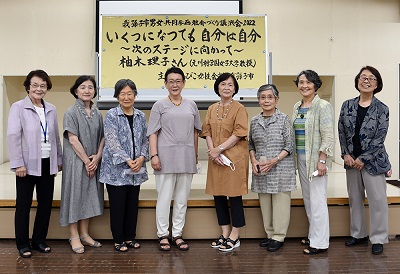 我孫子市男女共同参画社会づくり講演会講師の柚木理子さんとあびこ女性会議のみなさん